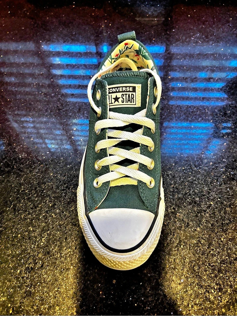 Single right shoe. One Converse Chuck Taylor All Star Madison Floral Slip-On S
